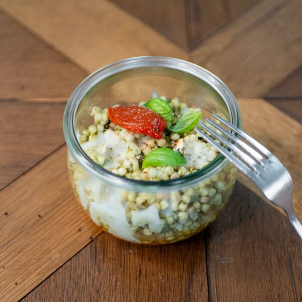 Fregola sarda, pesto de basilic, scarmorza et tomates séchées