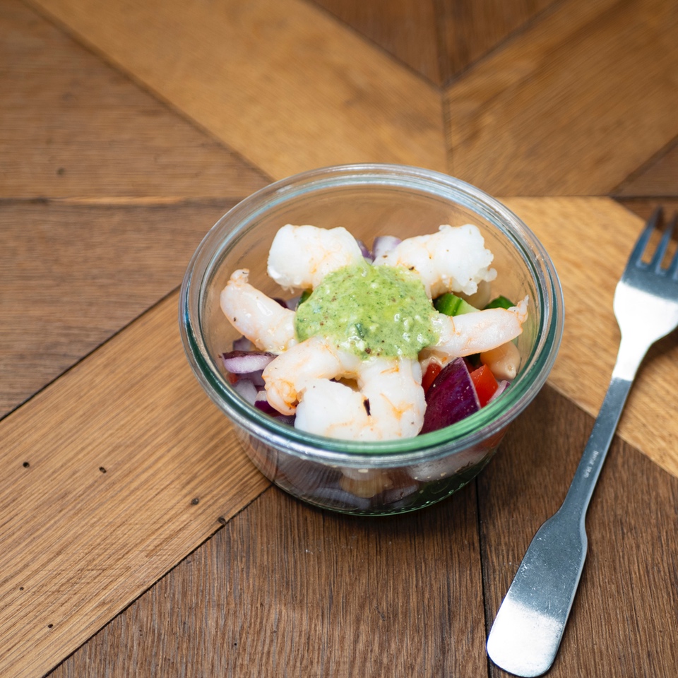 Gambas, légumes au pesto, jus de coco et curry rouge