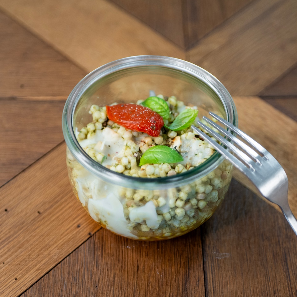 Fregola sarda, pesto de basilic, scarmorza et tomates séchées