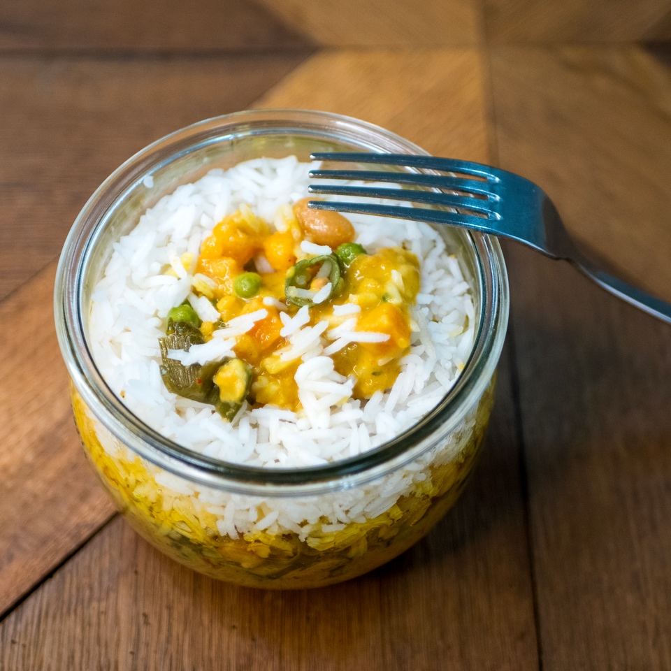 Curry de patate douce, lait de coco, gingembre, coriandre, oignon, petit pois, pois chiche, riz basmati au citron et cacahuète