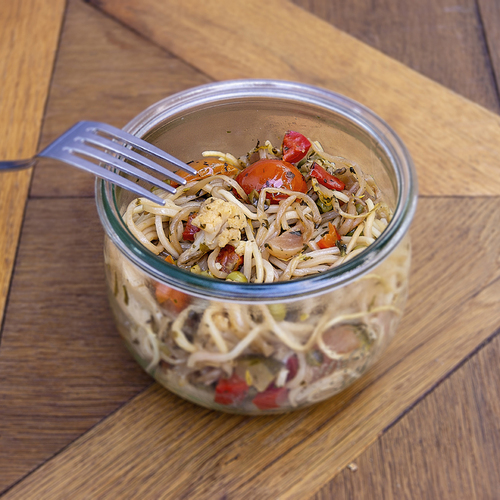 Wok de légumes asiatiques, nouilles sautées, sauce soja