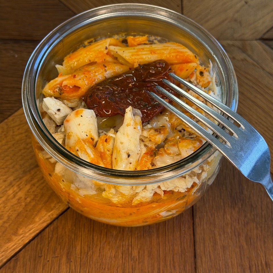 Penne au poulet, parmesan et tomates confites