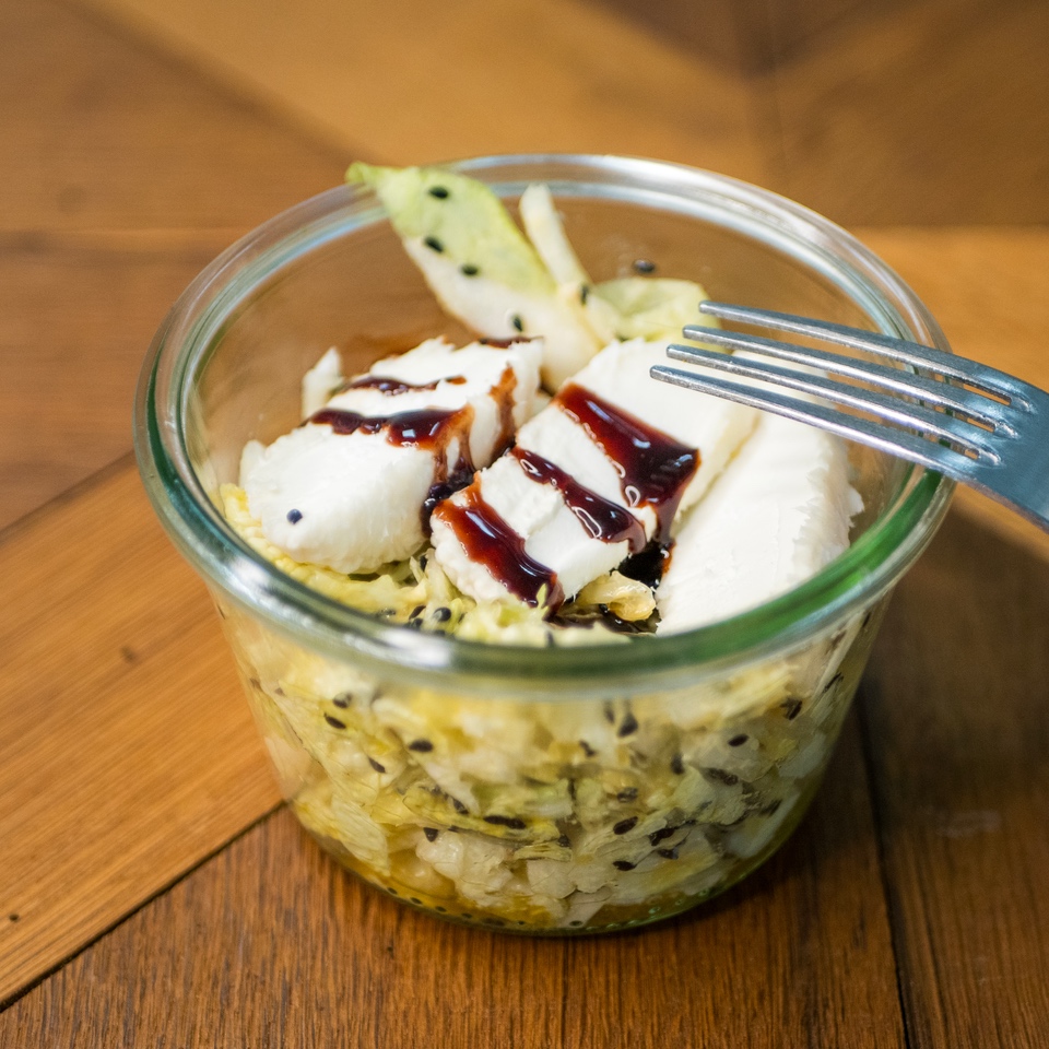 Salade de choux blanc, sésame, et fromage de chèvre