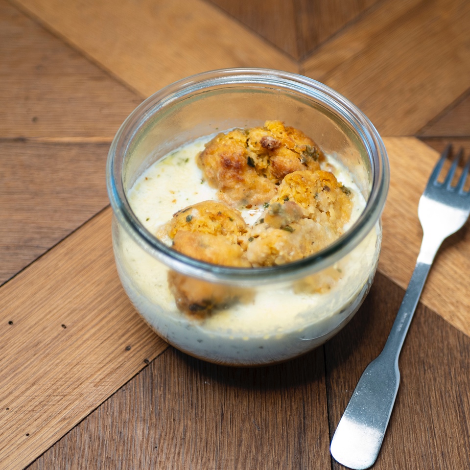Falafel de pois chiche, purée de patate douce, crème à la coriandre